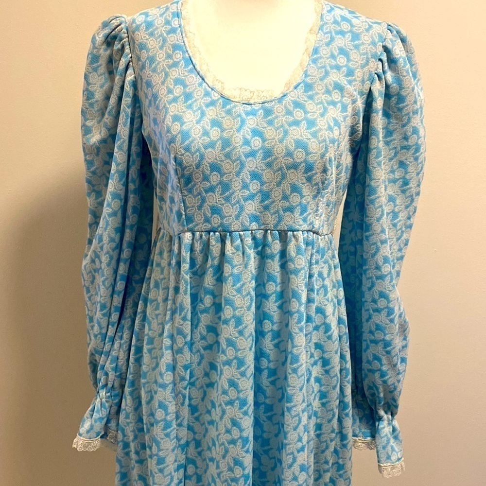 Prairie dress blue with white rosette pattern - Picture 5 of 6
